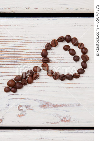 Glass magnifying glass made of roasted coffee beans. Glass magnifying glass made of roasted coffee beans. 65047875
