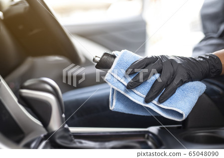 This image is a picture of wiping the car by a 65048090