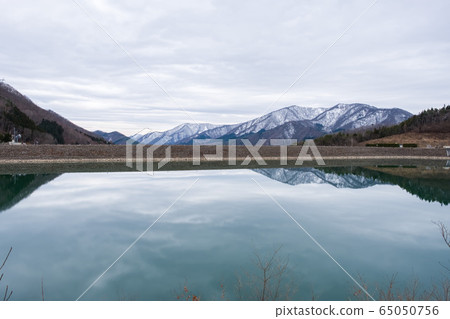 Around 8 am in March, the Ouchi Dam, which is located up the mountain from Ouchijuku, Minamiaizu Shimogo Town, Fukushima Prefecture. Around 8 am in March, the Ouchi Dam, which is located up the mountain from Ouchijuku, Minamiaizu Shimogo Town, Fukushima Prefecture. 65050756