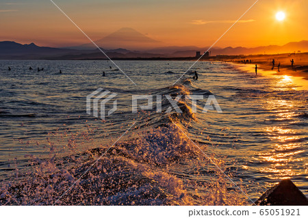 View from Kugenuma coast The beautiful sunset on the coastline at sunset as the sun sets, Mt. Fuji, and surfers 65051921