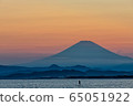 The scenery of Fuji and Kugenuma coast floating in the sky with beautiful gradation at dusk 65051922