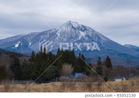 三月中午之後,我給富士山拍了張照片。 三月中午之後,我給富士山拍了張照片。 65052130