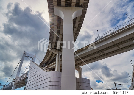 Eleveted highway network structure from below 65053171