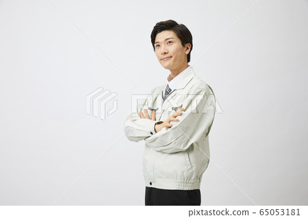A young businessman 65053181