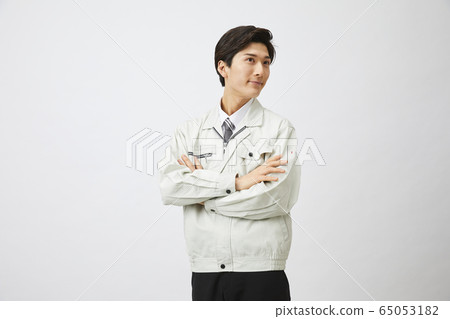 A young businessman 65053182