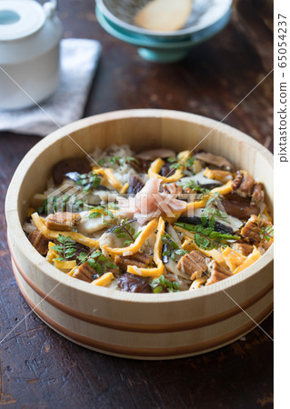 chirashi sushi  65054237