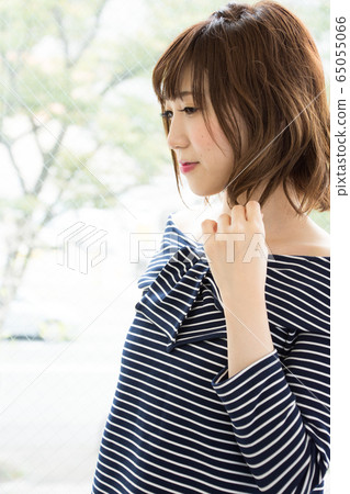 一個女人在新鮮的綠色 65055066