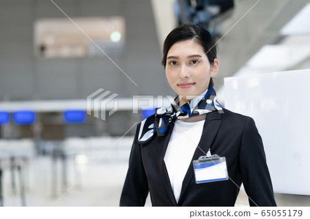 Female airport staff 65055179