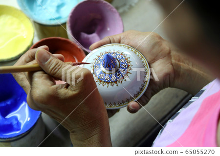 artist painting benjarong ceramic ware artist painting benjarong ceramic ware 65055270