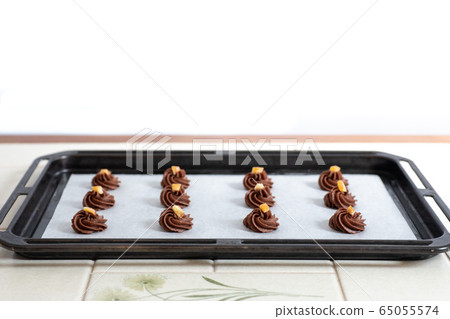 烘烤之前，先在頂板上自製Ganache餅乾麵團 65055574