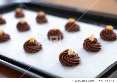 烘烤之前,先在頂板上自製Ganache餅乾麵團 烘烤之前,先在頂板上自製Ganache餅乾麵團 65055575