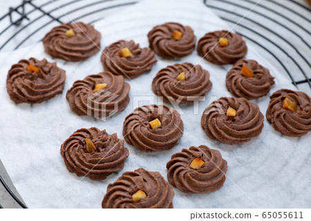 Ganache cookie making sweets at home 65055611