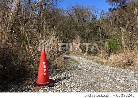 Parking prohibited mountain road Parking prohibited mountain road 65058245
