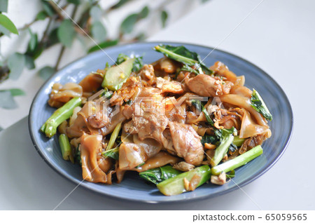stir fried noodles with pork and vegetable 65059565