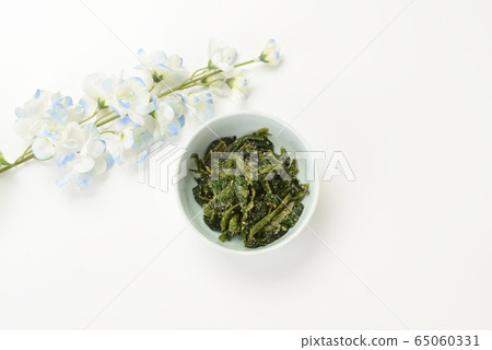 Sesame with spinach 65060331