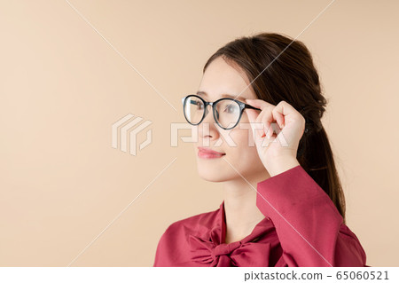 A woman wearing glasses 65060521