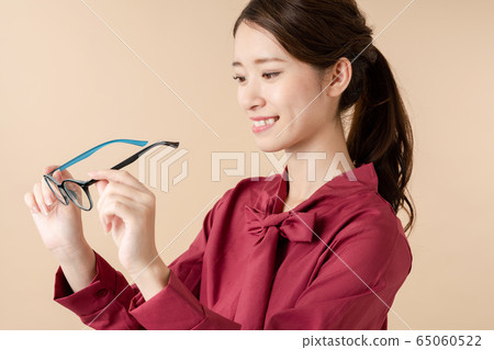 女人脫下眼鏡 女人脫下眼鏡 65060522