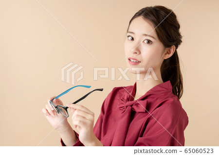 女人脫下眼鏡 女人脫下眼鏡 65060523