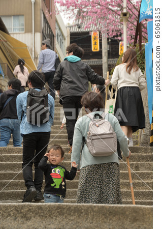 A boy climbing the stone steps of Kompira Shrine 65061815