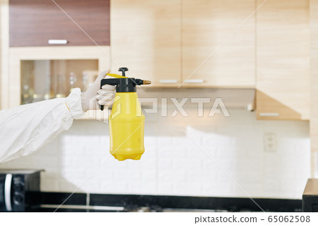 technician holding bottle of detergent 65062508
