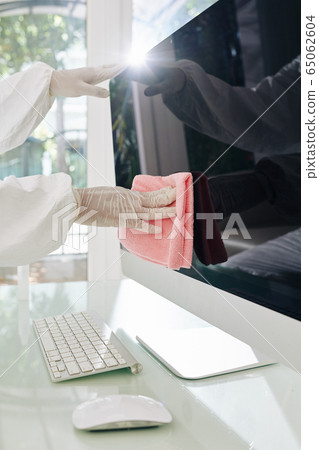 technician wiping computer screen 65062604