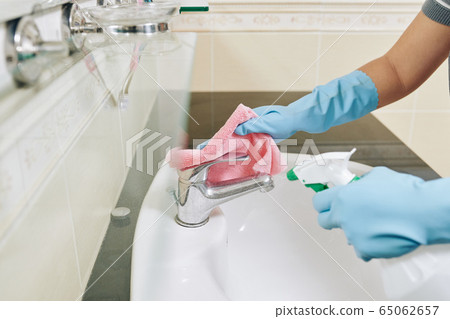 Housewife wiping faucet 65062657