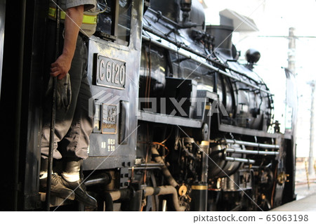 鐵路工人和蒸汽機車C61 65063198