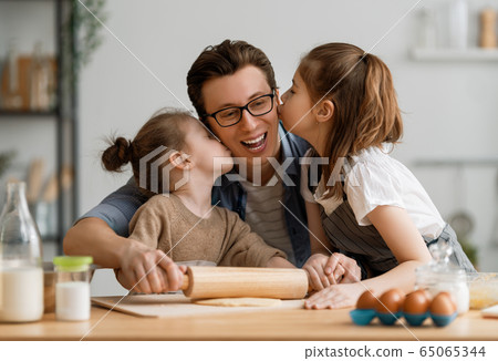family are preparing bakery together 65065344