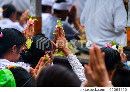 巴厘島Besakih寺在巴厘島印度教中崇拜的當地人 巴厘島Besakih寺在巴厘島印度教中崇拜的當地人 65065350