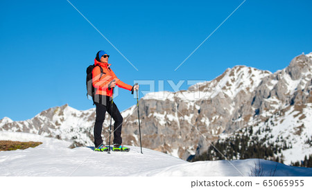 A woman comes to the mountain alone 65065955