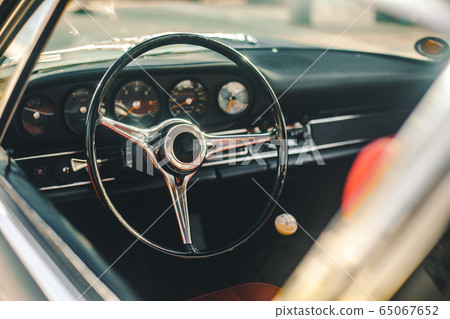 Control wheel and speedometer system of a retro car, view through window Control wheel and speedometer system of a retro car, view through window 65067652