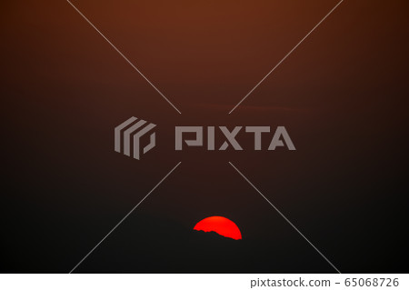 Japanese cityscape: Corona, setting sun, new type of pneumonia (Sunset in Japan) = May 1st, expert meeting "preparation for Chochoba" 65068726