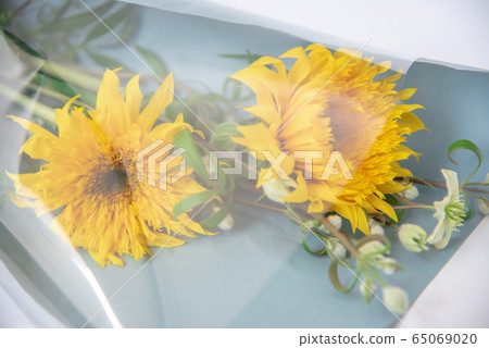 Van Gogh's Sunflower and Clematis Summer Snow Bouquet Van Gogh's Sunflower and Clematis Summer Snow Bouquet 65069020