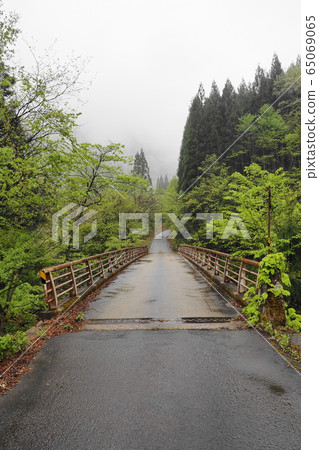 A bridge across a valley A bridge across a valley 65069065