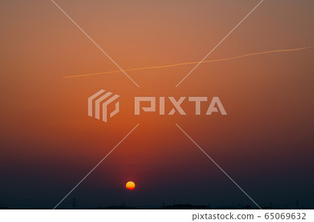 Japanese cityscape: setting sun and long contrails / new pneumonia / sunset in Japan = May 1st / expert meeting Japanese cityscape: setting sun and long contrails / new pneumonia / sunset in Japan = May 1st / expert meeting 65069632