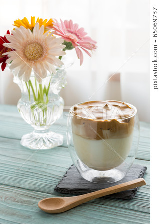 Dalgona coffee 65069737