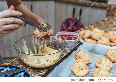 Process of cooking custard cakes 65069779