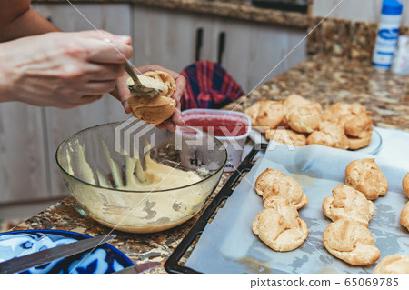 Process of cooking custard cakes 65069785