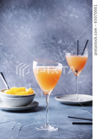 Traditional Italian cocktail bellini 65070001