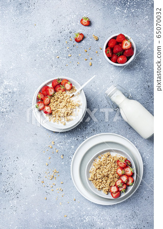 healthy breakfast with granola 65070032
