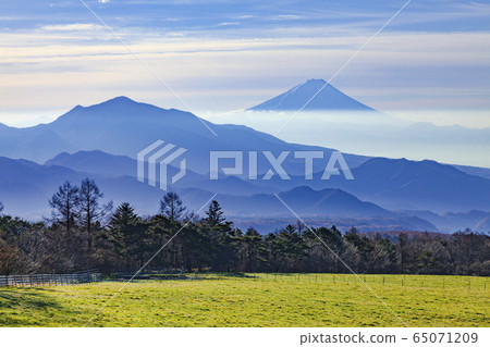 Mt. Fuji and Kanegatake seen at Makiba Park, Kiyosato, Hokuto City, Yamanashi Prefecture Mt. Fuji and Kanegatake seen at Makiba Park, Kiyosato, Hokuto City, Yamanashi Prefecture 65071209