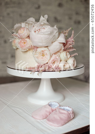 Decorated with fresh flowers, white naked cake, a stylish cake for weddings, birthdays and events 65072456