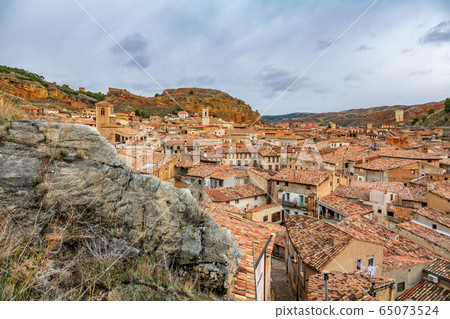 Tile roofs in the antique village of Daroca 65073524