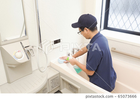 房子清潔男工清潔浴室 65073666