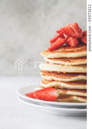 Pancakes with strawberries and honey 65073812
