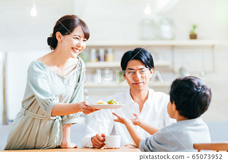 Family young 65073952