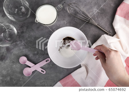 Cooking popular Korean Dalgon coffee step by step. 65074692