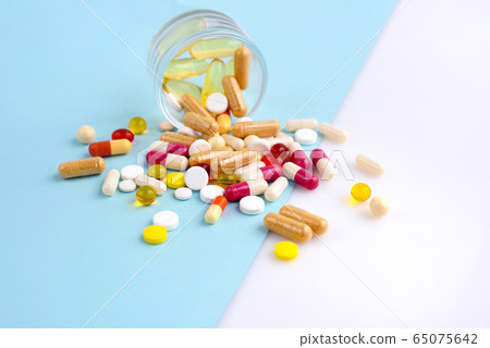 Assorted pharmaceutical medicine pills, tablets 65075642