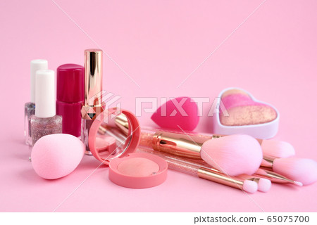 Decorative cosmetics, sponges  and make-up brushes 65075700