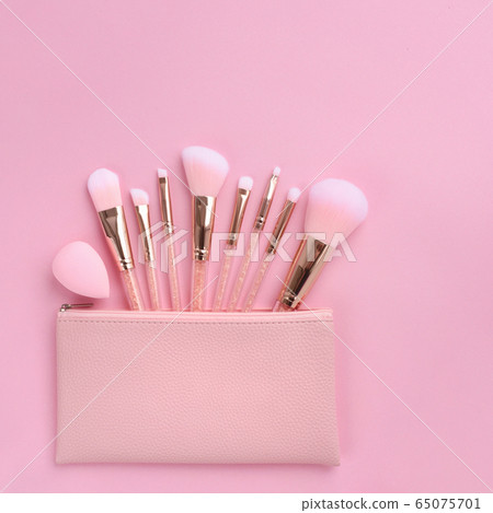 Set of essential professional make-up brushes 65075701
